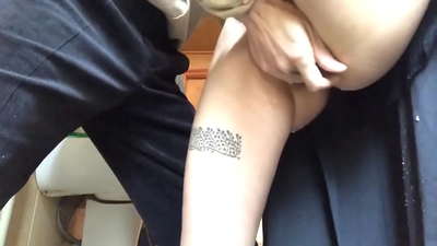 Squirt in u bagnu di a scola, un veru orgasmu spumosu - u mo maestru hà fattu u so megliu